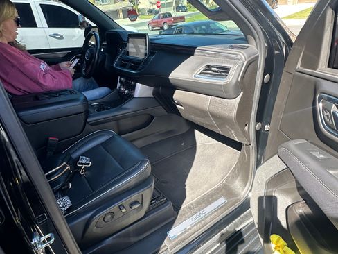 Used 2021 GMC Yukon XL SLT w/ SLT Premium Package image 16