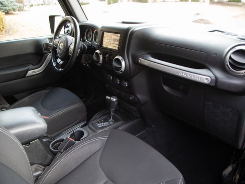 Used 2016 Jeep Wrangler Unlimited Sahara image 15