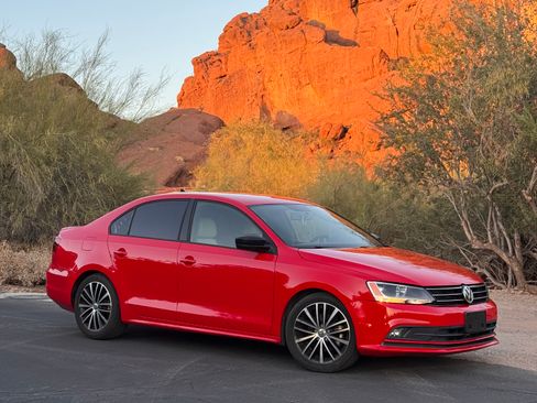Used 2016 Volkswagen Jetta Sport FWD image 9