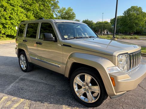Used 2011 Jeep Liberty Limited w/ Tire & Wheel Group AWD/4WD image 2