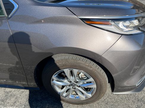 Used 2023 Toyota Sienna Limited image 22