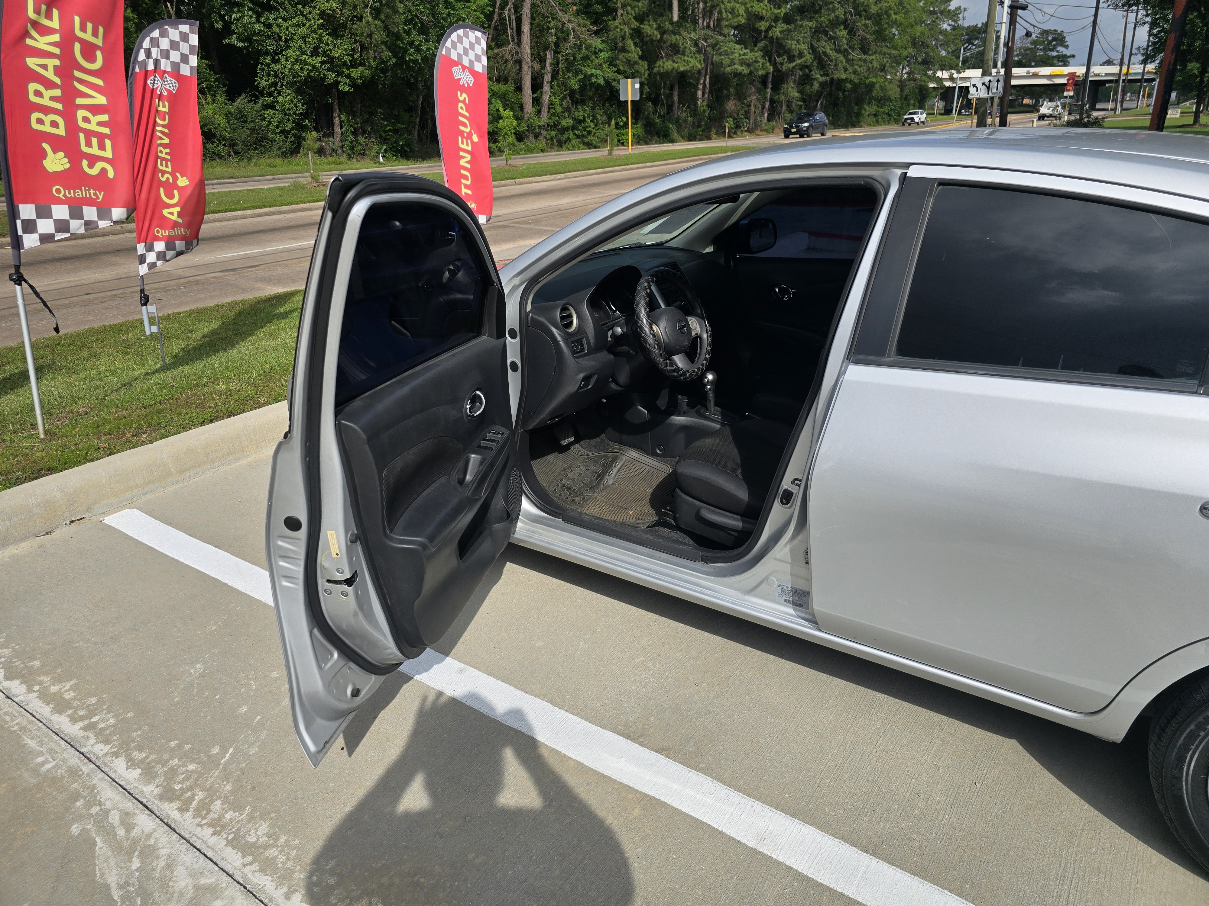 Used 2013 Nissan Versa SV FWD image 4