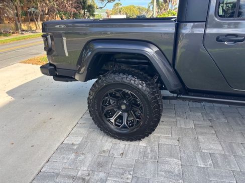 Used 2023 Jeep Gladiator Sport image 4