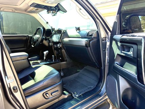 Used 2021 Toyota 4Runner TRD Off-Road Premium w/ Moonroof Package AWD/4WD image 4