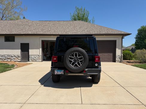 Used 2024 Jeep Wrangler Unlimited Sahara w/ Technology Group AWD/4WD image 4