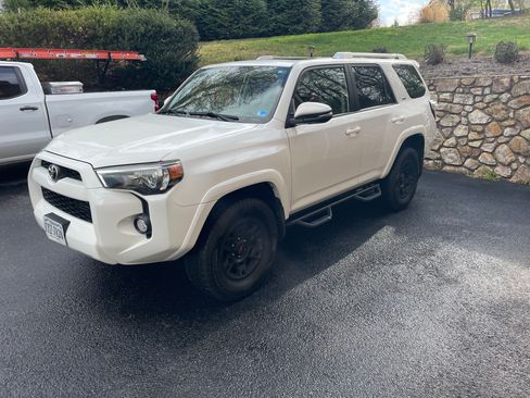 Used 2018 Toyota 4Runner SR5 Premium image 1