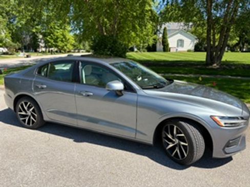 Used 2019 Volvo S60 T5 Momentum w/ Multimedia Package FWD image 5
