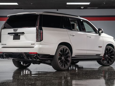 Used 2025 Cadillac Escalade V w/ LPO, ONYX Package image 9