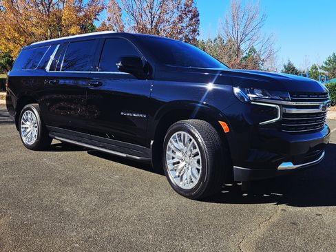 Used 2023 Chevrolet Suburban LT w/ LT Signature Package image 1