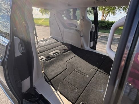 Used 2017 Chrysler Pacifica Touring-L FWD image 22