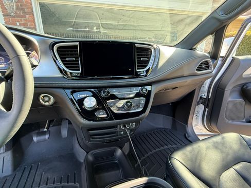 Used 2022 Chrysler Pacifica Touring-L w/ S Appearance Package FWD image 11