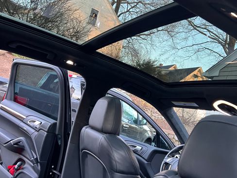 Used 2014 Porsche Cayenne Turbo S image 6