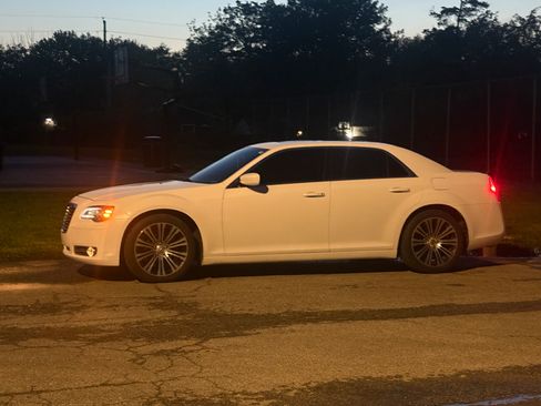 Used 2014 Chrysler 300 S RWD image 13