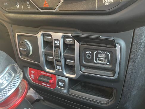 Used 2018 Jeep Wrangler Unlimited Rubicon AWD/4WD image 16