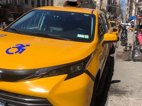 Used 2024 Toyota Sienna LE image 1