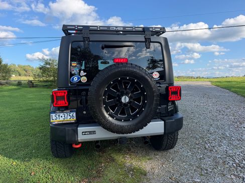 Used 2013 Jeep Wrangler Unlimited Sahara w/ Dual Top Group AWD/4WD image 8