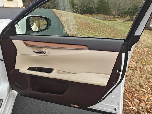 Used 2016 Lexus ES 300h w/ Luxury Package w/Wood Trim FWD image 20