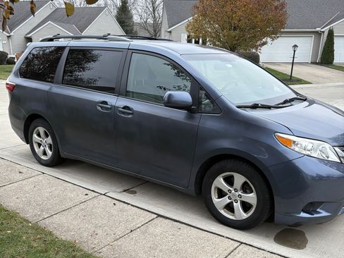 Used 2015 Toyota Sienna LE image 4
