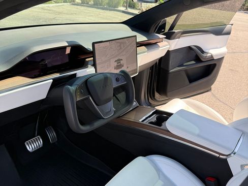 Used 2022 Tesla Model X image 18