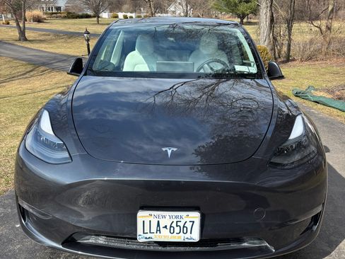 Used 2024 Tesla Model Y Long Range image 1