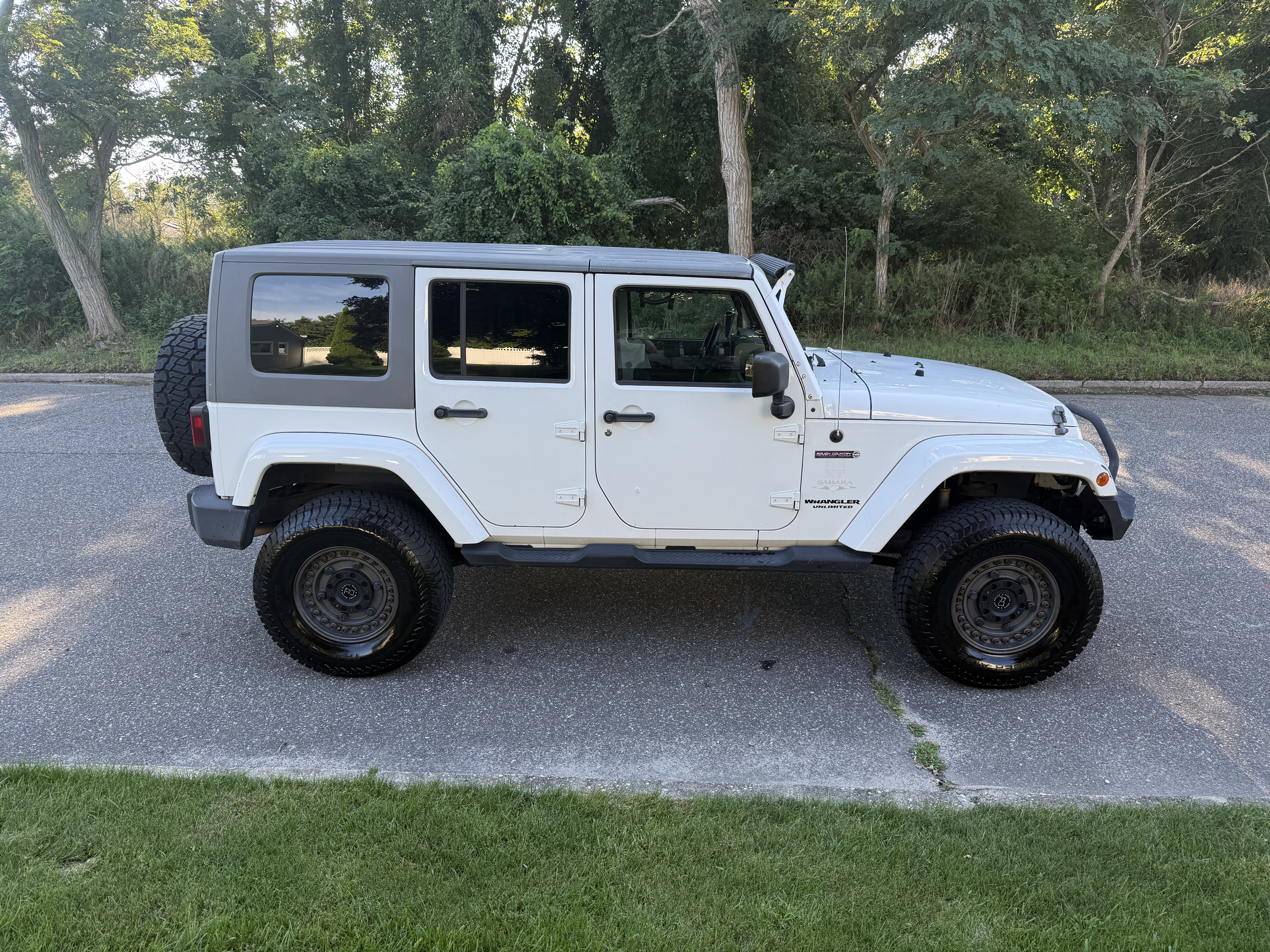 Used 2010 Jeep Wrangler Unlimited Sahara AWD/4WD image 8