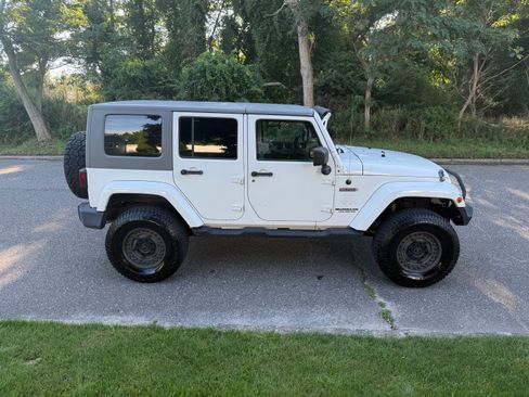Used 2010 Jeep Wrangler Unlimited Sahara AWD/4WD image 8