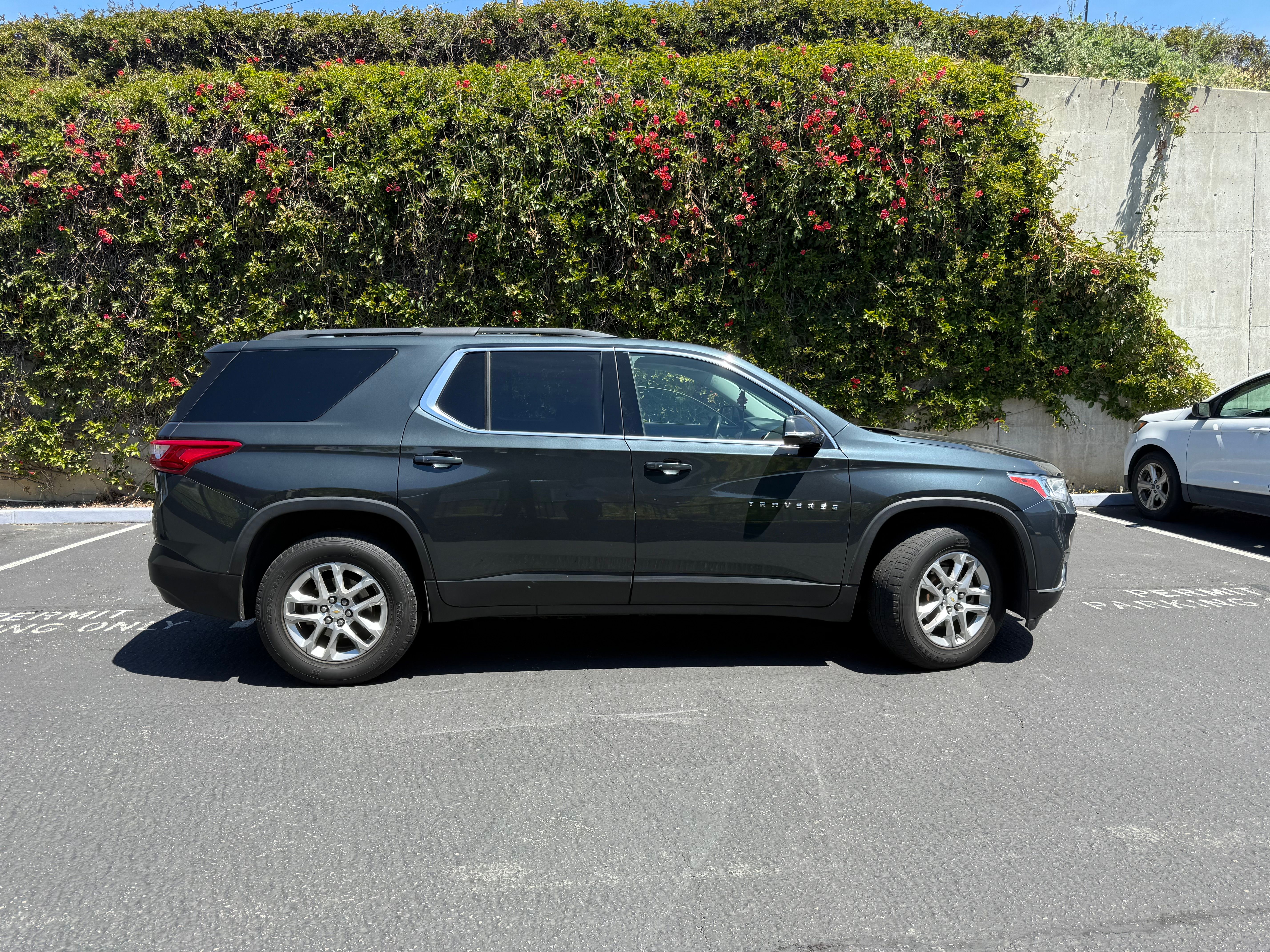 Used 2020 Chevrolet Traverse LT FWD image 2