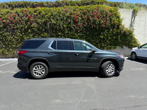 Used 2020 Chevrolet Traverse LT FWD image 2