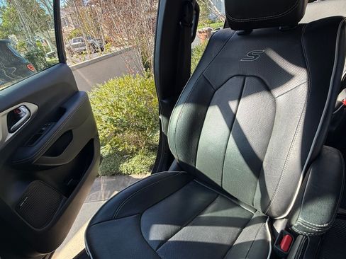 Used 2023 Chrysler Pacifica Limited w/ Uconnect Theater Family Group image 18