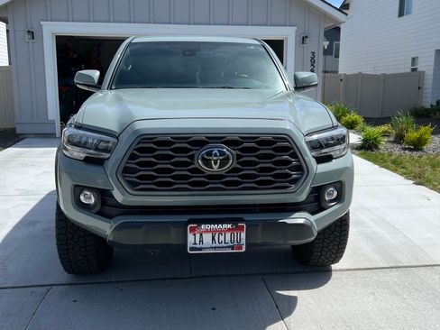 Used 2023 Toyota Tacoma TRD Off-Road w/ Technology Package image 4