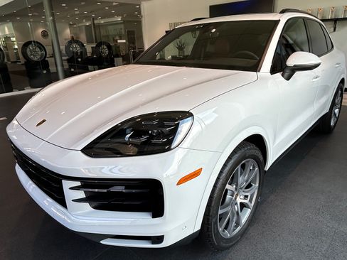 Used 2024 Porsche Cayenne AWD/4WD image 2