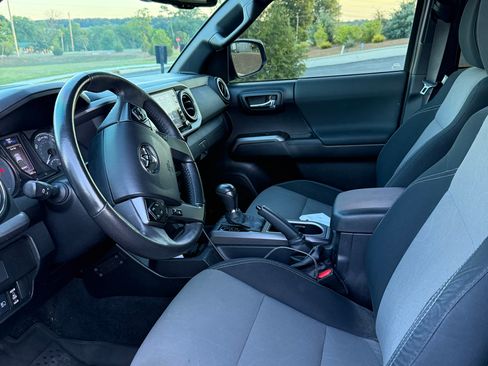 Used 2021 Toyota Tacoma TRD Off-Road AWD/4WD image 13