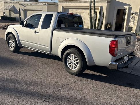 Used 2015 Nissan Frontier SV image 2