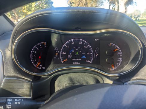 Used 2014 Jeep Grand Cherokee Overland image 9