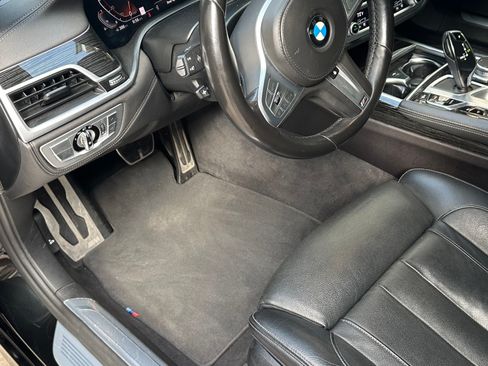 Used 2020 BMW 740i w/ M Sport Package image 10