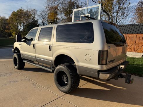 Used 2005 Ford Excursion XLT image 4