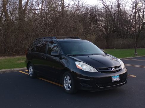 Used 2009 Toyota Sienna LE image 1