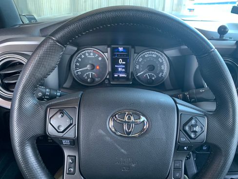 Used 2022 Toyota Tacoma TRD Off-Road w/ TRD Premium Off Road Package AWD/4WD image 13