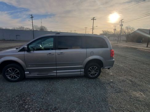 Used 2017 Dodge Grand Caravan SXT image 12