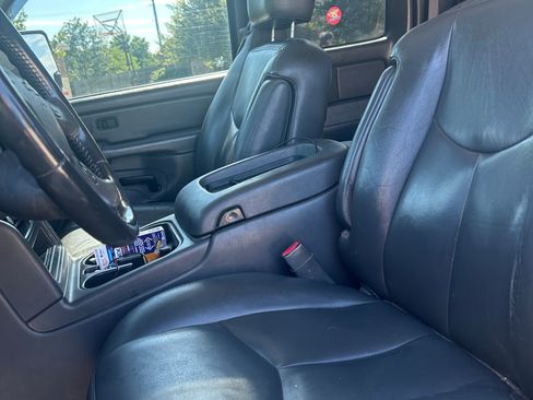 Used 2005 Chevrolet Silverado 2500 LT w/ Heavy-Duty Power Package image 4