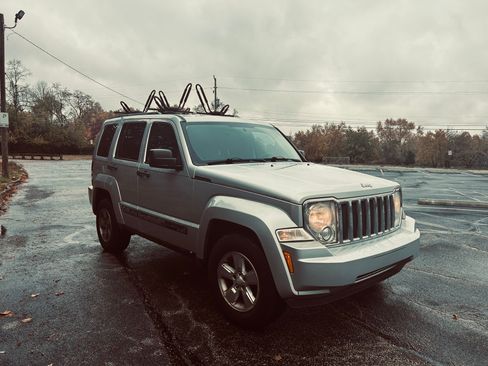 Used 2011 Jeep Liberty Sport image 1