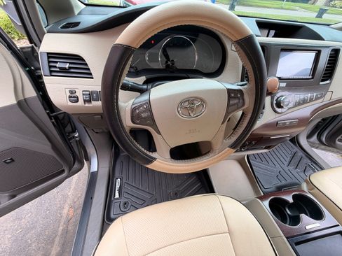 Used 2011 Toyota Sienna XLE w/ Premium Pkg FWD image 14