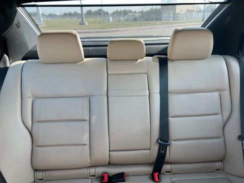 Used 2013 Mercedes-Benz E 350 4MATIC Sedan image 21