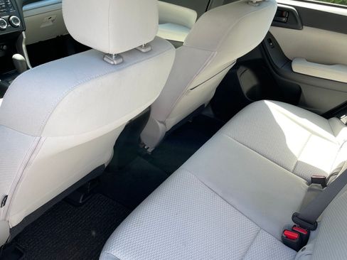 Used 2014 Subaru Forester 2.5i AWD/4WD image 9