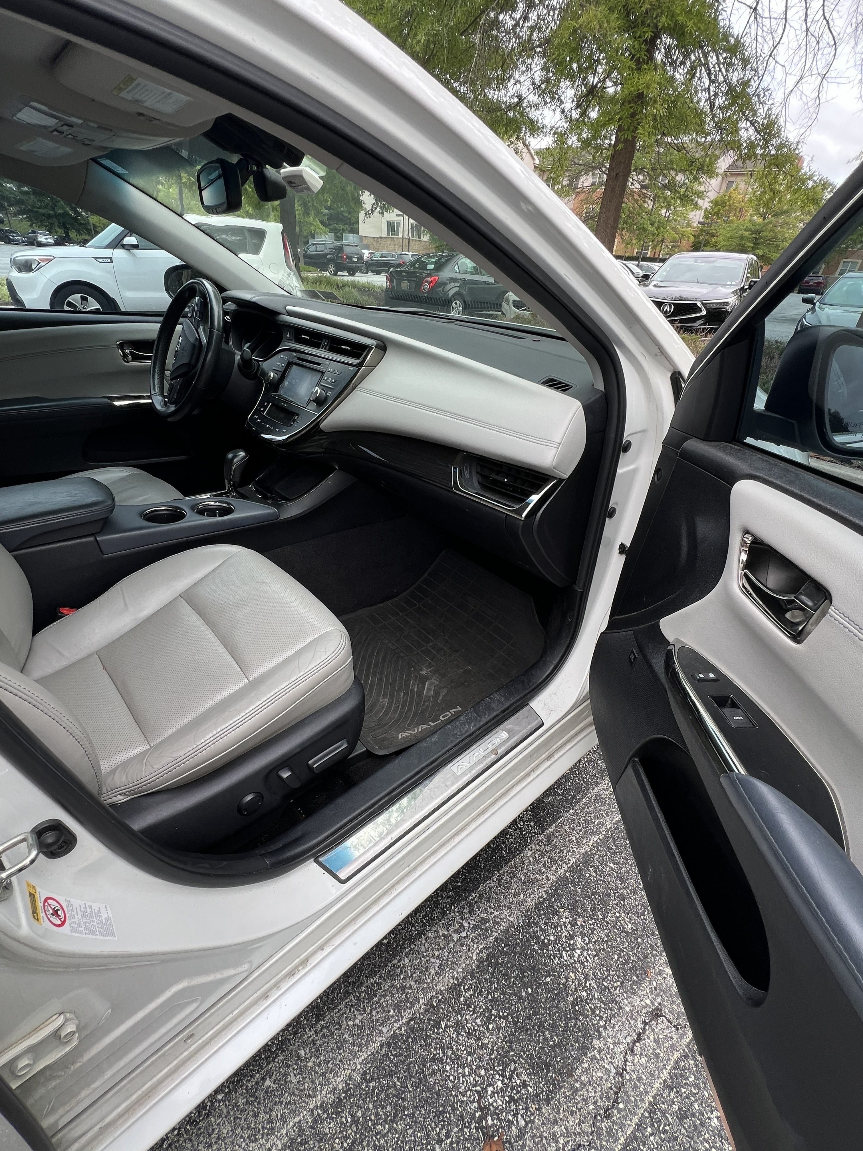 Used 2015 Toyota Avalon Limited w/ Technology Package FWD image 9