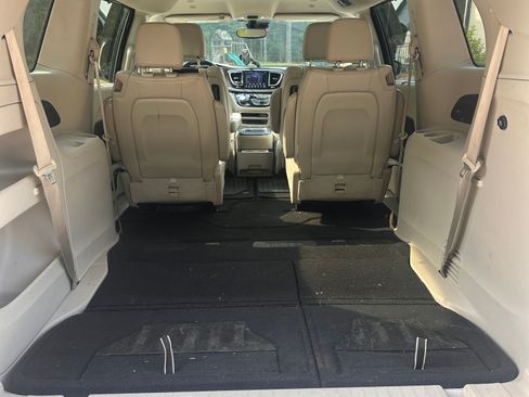 Used 2019 Chrysler Pacifica Touring-L Plus w/ Advanced Safetytec Group FWD image 12