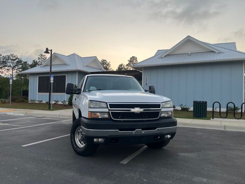 Used 2006 Chevrolet Silverado 2500 LT w/ Heavy-Duty Power Package AWD/4WD image 6