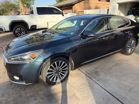 Used 2017 Kia Cadenza Premium w/ Luxury Package image 4