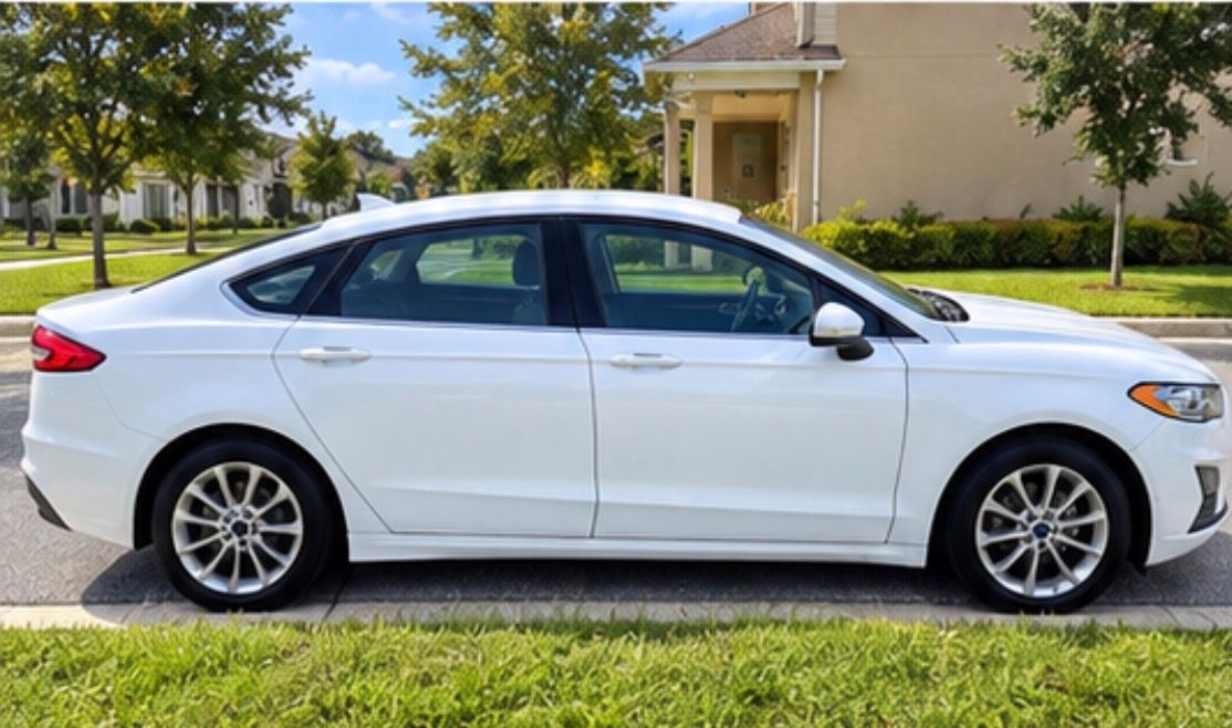 Used 2019 Ford Fusion SE FWD image 2