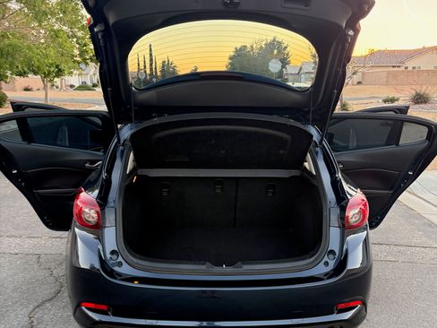 Used 2017 MAZDA MAZDA3 Touring FWD image 10